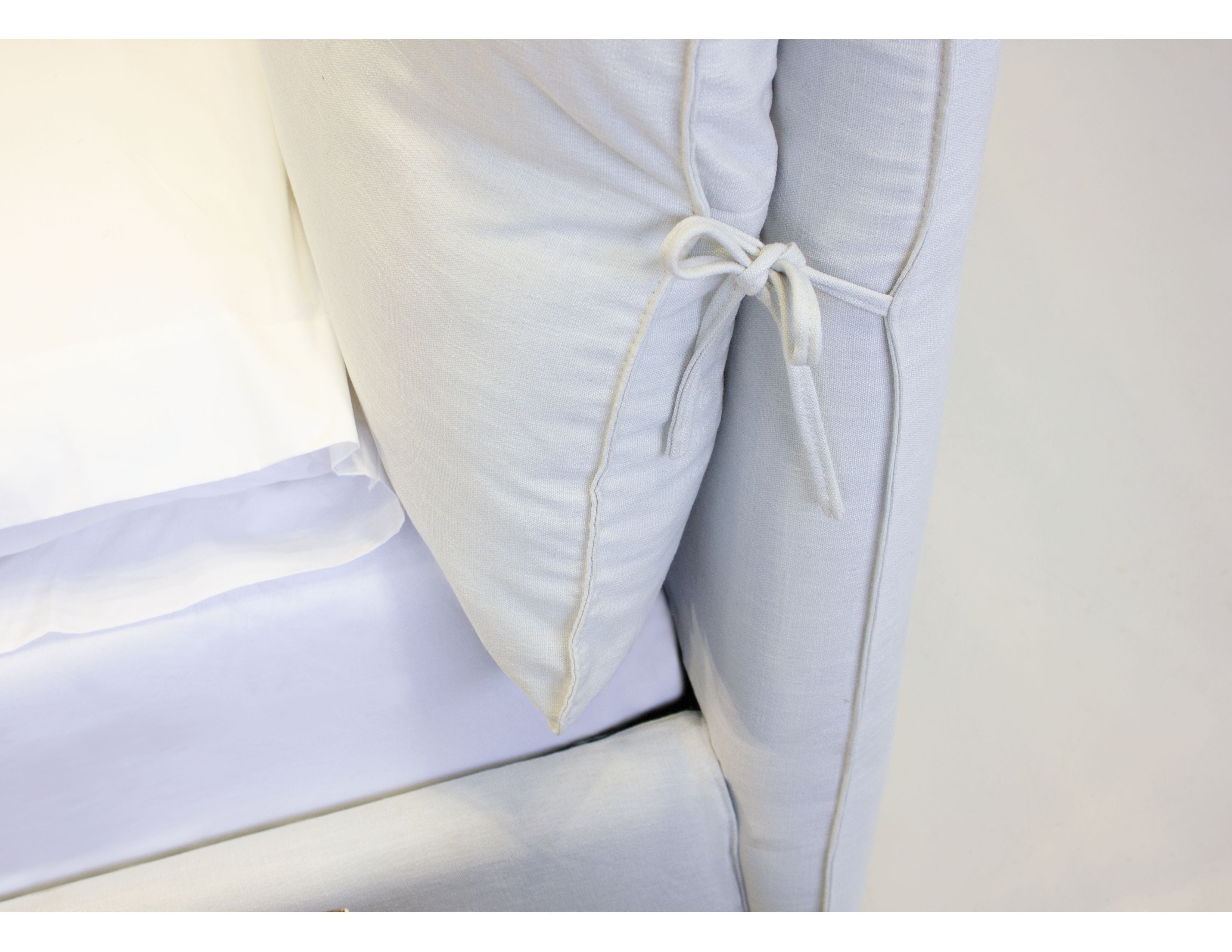 PLUME Bed in Cream Linen